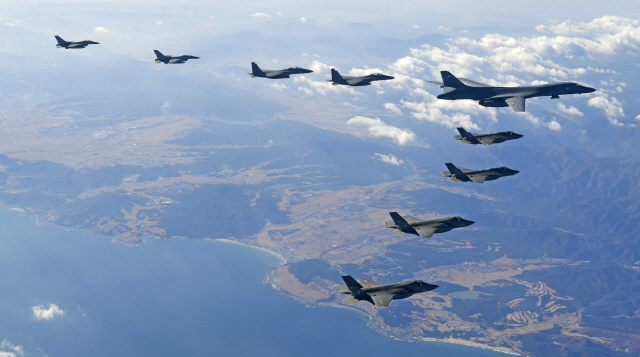 지난 해 12월 6일 한반도 상공에서 한미 연합공중훈련 ‘비질런트 에이스(Vigilant Ace)’에 참가한 미국의 장거리전략폭격기 B-1B ‘랜서’와 스텔스 전투기 F-22 ‘랩터’, 한국 공군의 F-16, F-15K 등이 편대 비행하고 있다. /연합뉴스