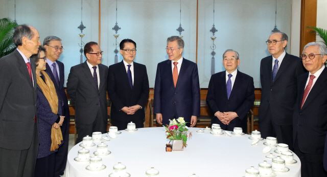 문재인 대통령이 12일 남북정상회담 원로자문단을 청와대로 초청해 오찬을 가졌다./연합뉴스