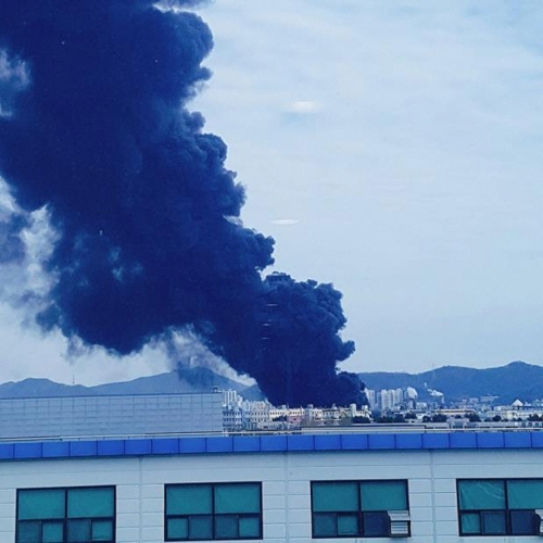 13일 오전 11시 47분께 인천시 서구 가좌동 한 화학 공장에서 큰 불이 나 소방당국이 진화에 나섰다. /연합뉴스