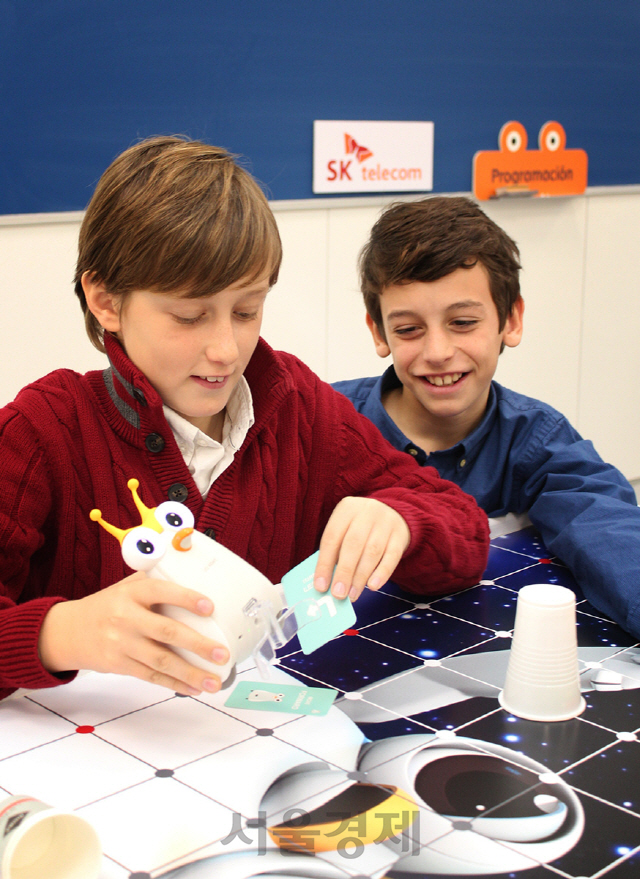 지난 2월 28일(현지시각) 스페인 바르셀로나에 위치한 ‘라 살 보나노바(La Salle Bonanova)’ 초등학교에서 어린이들이 스마트 코딩로봇 ‘알버트’를 이용해 코딩 교육을 받고 있다. /사진제공=SK텔레콤
