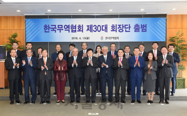 한국무역협회 제30대 회장단이 13일 공식 출범했다. 무역협회 김영주(앞줄 왼쪽 여섯번째) 회장과 한진현 상근 부회장, 29명의 비상근 부회장으로 구성된 회장단은 협회 운영과 관련한 주요 의사결정에 참여하고 사업을 심의하는 역할을 한다. 이날 서울 강남구 삼성동 트레이드타워에서 열린 출범식에는 김 회장을 비롯해 한준호 삼천리 회장, 구자용 E1 회장, 박정부 한웰 회장 등 26명이 참석했다. 회장단은 이날 회의에서 “기업 경영 현장의 노하우를 바탕으로 협회의 운영방향에 조언을 아끼지 않고 무역을 통한 혁신성장 동력 강화와 회원사 이익대변을 위해 적극 노력하겠다”고 다짐했다.