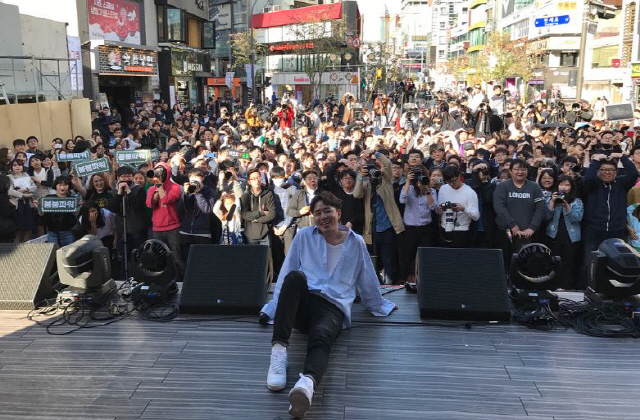 ‘붐붐파워’ 붐, 신촌에서 청취자들과 인증샷 “행복하붐”