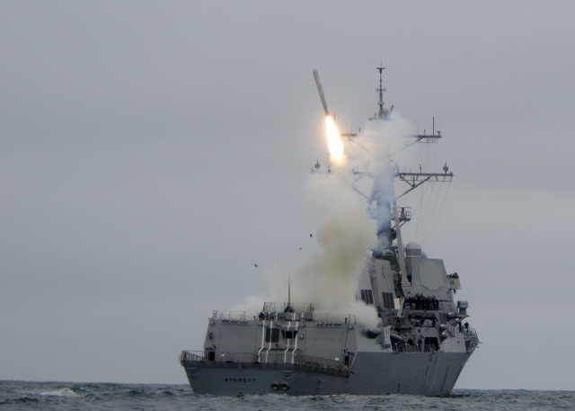 미 해군 이지스 구축함이 토마호크 순항 미사일을 발사 훈련하는 모습. 구축함 1척에는 약 60발의 토마호크 미사일을 적재할 수 있다.