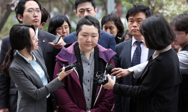 지난 3일 남부지방법원으로 영장실질심사를 받기 위해 들어가는 조수진 교수. 지난해 12월 이대목동병원에서 발생한 신생아 연쇄 사망 사건 당시 중환자실 주치의였던 조 교수는 중환자실의 위생관리를 소홀히 한 혐의를 받고 있다./연합뉴스