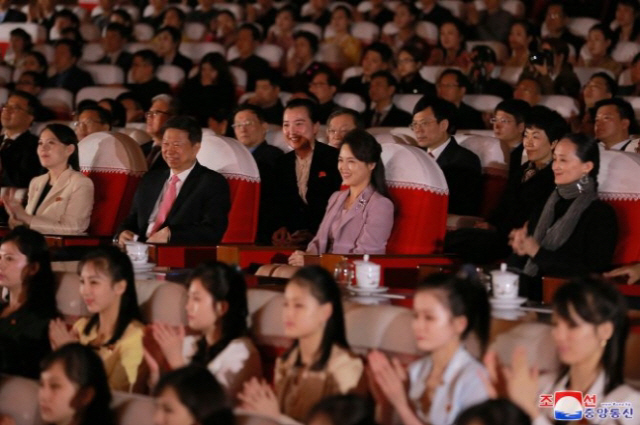 김정은 북한 국무위원장의 부인인 리설주와 김여정 노동당 제1부부장이 당과 정부의 간부들과 함께 지난 14일 중국 예술단의 평양 만수대예술극장 공연을 관람했다고 조선중앙통신이 15일 보도했다.