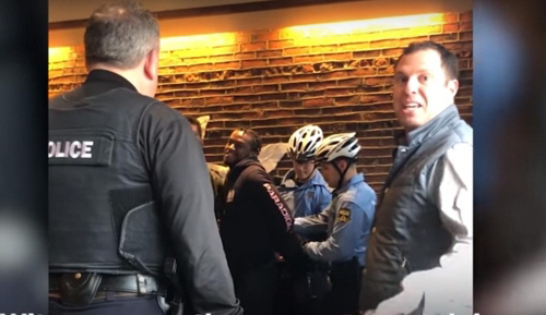 미국 필라델피아의 한 스타벅스 매장서 흑인 남성을 체포하는 경찰 /유튜브 영상 캡처 연합뉴스