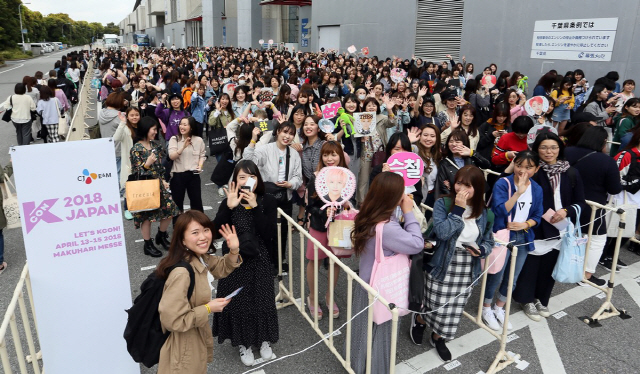 케이콘 내 아티스트 팬미팅 행사인 미트엔그리트 입장을 기다리는 일본인 관객들/사진제공=CJ E&M