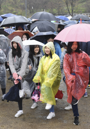 14일 수원 광교호수공원에서 ‘달팽이 마라톤’ 참석자들이 출발에 앞서 즐거운 표정으로 준비운동을 하고 있다. /수원=송은석기자