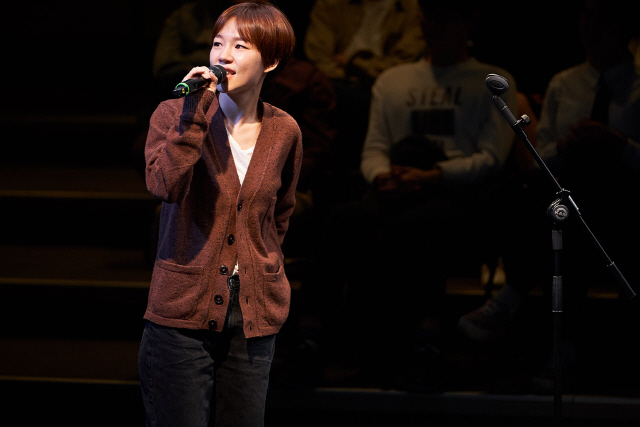배우 한예리가 12일 서울 종로 두산아트센터에서 열린 연극 ‘낫심’에서 1인 즉흥극을 진행하고 있다. /사진제공=두산아트센터