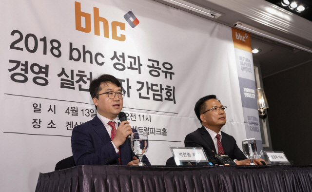 박현종(왼쪽) bhc 회장과 임금옥 대표가 13일 열린 기자회견에서 상생방안을 발표하고 있다. /사진제공=bhc
