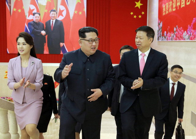 김정은 북한 노동당 위원장이 지난 14일 예술단을 이끌고 북한을 찾은 쑹타오 중국 공산당 대외연락부장과 이야기를 나누고 있다. /연합뉴스