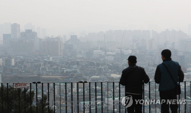 휴일인 15일 중국에서 황사의 유입으로 전국적으로 미세먼지 농도가 ‘나쁨’을 보이고 있다. /연합뉴스