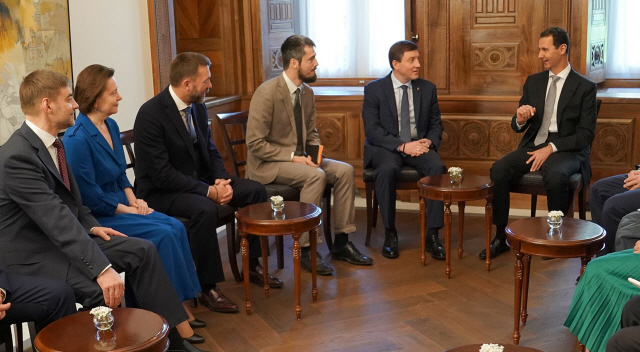 바샤르 알 아사드 시리아 대통령이 15일(현지시간) 수도 다마스쿠스를 방문한 러시아 정치인들과 만나 전날 발생한 미국 등 서방국가의 시리아 공습에 대해 논의하고 있다. /다마스쿠스=EPA연합뉴스