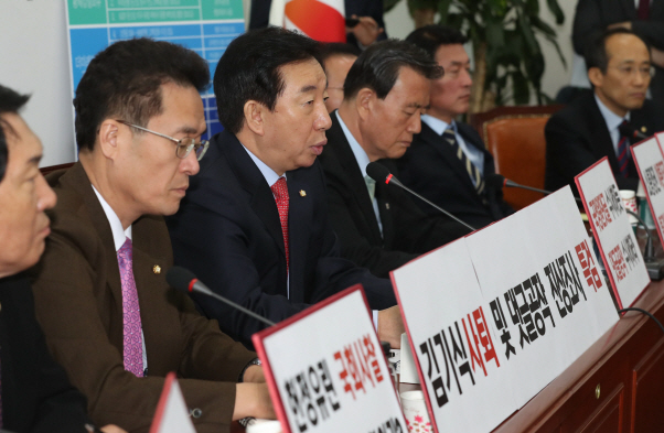 자유한국당 김성태 원내대표가 16일 오전 국회에서 열린 원내대책회의에서 발언하고 있다./연합뉴스