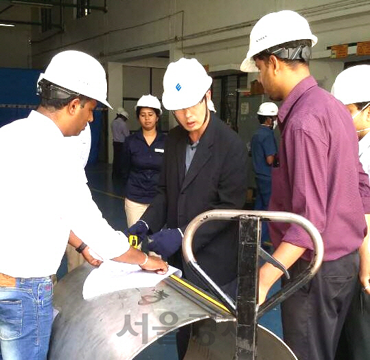 지난 5일 인도 압력용기 제조업체에서 한국에너지공단 관계자가 첫 열사용 기자재 해외 제조검사를 수행하고 있다. /사진=한국에너지공단