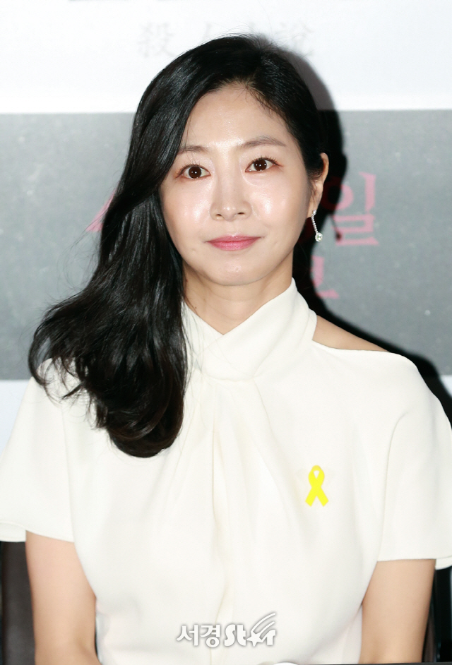 이은우, '어깨 살짝 드러낸 홀터넥' (살인소설)