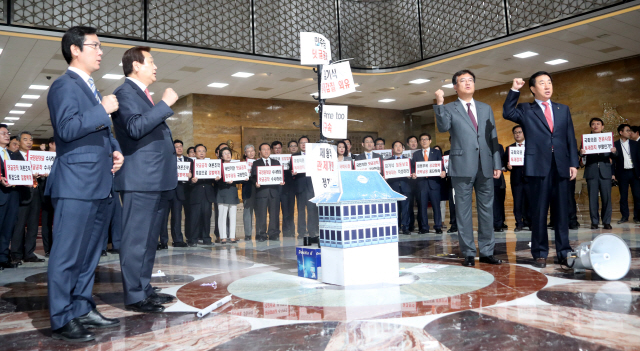 김성태(오른쪽 첫번째) 자유한국당 원내대표 등 한국당 의원들이 16일 오후 국회 본관 로텐더홀에서 댓글공작 등을 규탄하는 퍼포먼스를 벌이고 있다. /연합뉴스