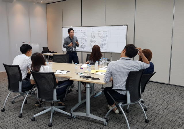 한국필립모리스의 인턴십 연계 채용 프로그램 ‘인콤파스’에 참여한 한 인턴이 프로젝트 진행 상황을 동료들에게 설명하고 있다./사진제공=한국필립모리스
