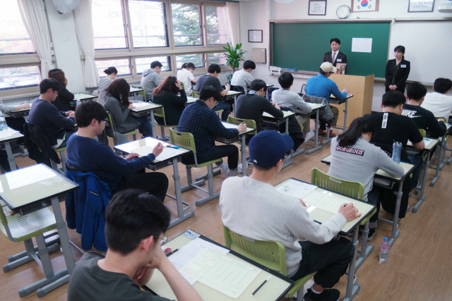삼성그룹 입사 희망자들이 서울시내의 한 고교에서 직무적성검사(GSAT)를 치르고 있다./사진제공=삼성전자