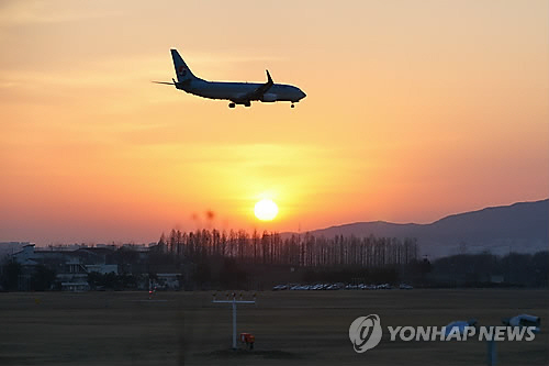 다음달 발권하는 국제선 항공권에는 이동 거리에 따라 편도 기준 최고 5만6,100원의 유류할증료가 추가로 부과된다./연합뉴스