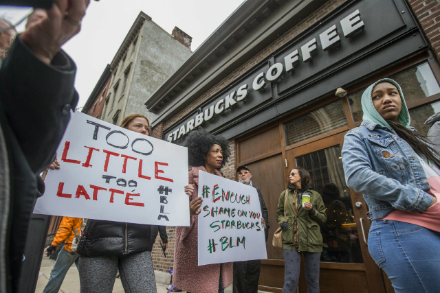 미국 펜실베이니아주 필라델피아 시내의 한 스타벅스 매장 앞에서 15일(현지시간) 시민들이 경찰의 흑인 남성 체포에 항의하는 시위를 벌이고 있다. /AP=연합뉴스