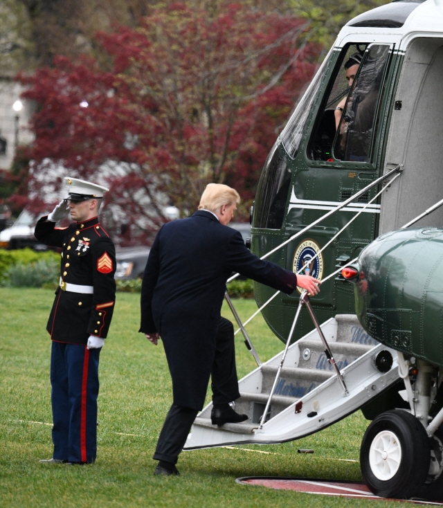 16일(현지시간) 도널드 트럼프 미국 대통령이 미일정상회담 장소인 마라라고 리조트로 향하는 전용 헬기에 올라타고 있다. /UPI