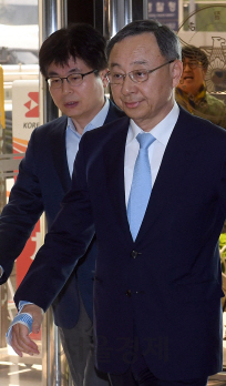 정치자금법 위반 혐의를 받고 있는 황창규 KT 회장이 17일 오전 피의자 신분으로 서울 서대문 경찰청에 출석하고 있다./이호재기자.