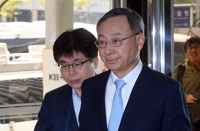 황창규 KT 회장이 17일 오전 정치자금법 위반 피의자 신분으로 서대문 경찰청에 출석하고 있다./이호재기자.