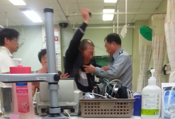 서울시내의 한 병원 응급실에서 상해를 입고 이송된 주취자가 소란을 피우고 있다.  /연합뉴스