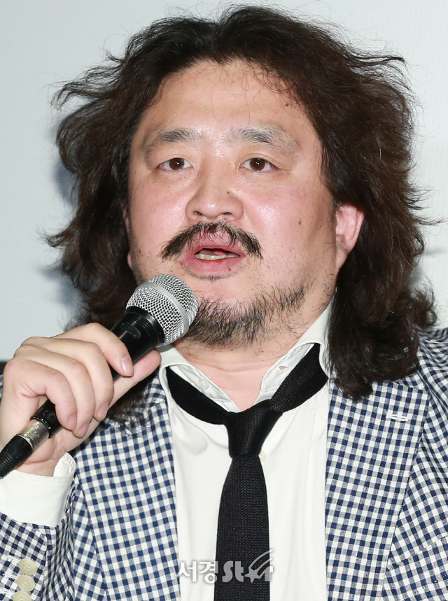 언론인 김어준이 17일 오후 서울 동작구 아트나인에서 열린 영화 ‘그날, 바다(감독 김지영)’ 상영 보고회에 참석하고 있다.