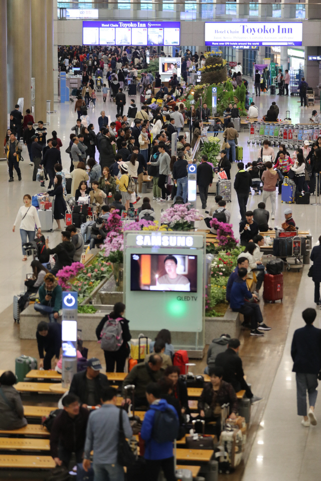 15일 오후 인천공항 제1여객터미널 입국장이 여행객과 환영객들로 붐비고 있다. /연합뉴스