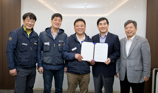최우수(오른쪽 두번째) 삼성전자서비스 대표가 17일 서울 가든호텔에서 나두식(// 세번째) 삼성전자서비스지회장과 ‘삼성전자서비스의 협력업체 직원 직접 고용’에 합의하고 기념 촬영을 하고 있다. /사진제공=삼성전자서비스