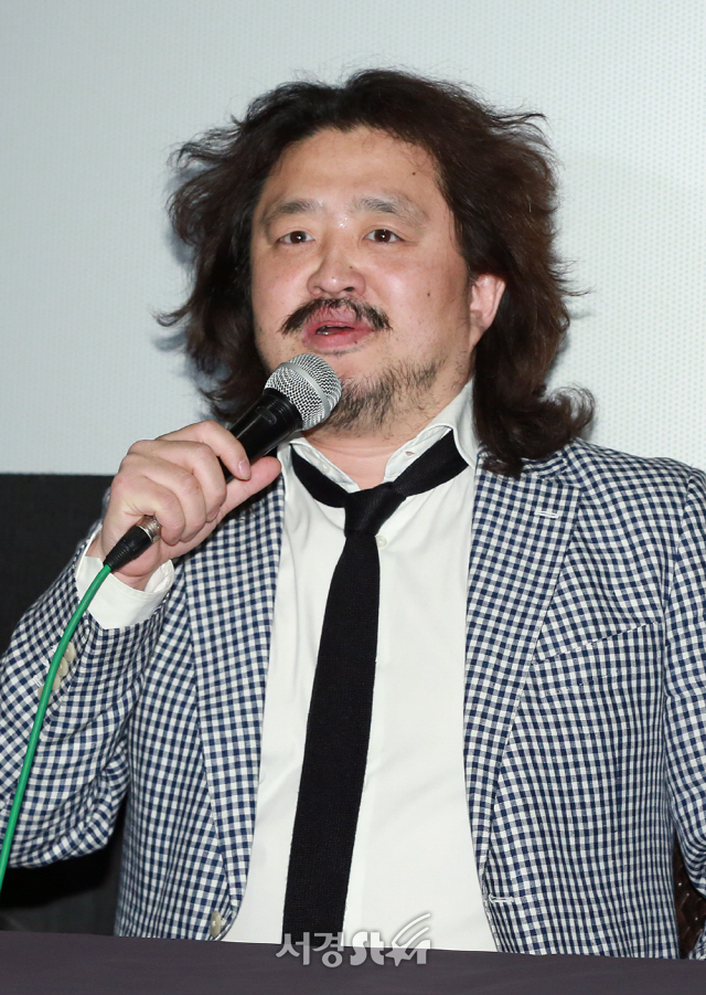 언론인 김어준이 17일 오후 서울 동작구 아트나인에서 열린 영화 ‘그날, 바다(감독 김지영)’ 상영 보고회에 참석해 인사말을 하고 있다.