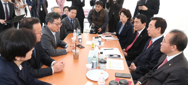 野 천막농성장 찾은 김동연 부총리