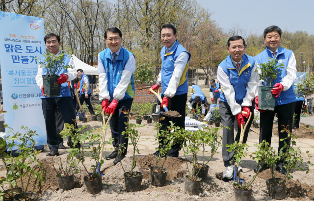 조용병 신한금융 회장과 그룹사 최고경영자(CEO)들이 17일 서울 강북구 북서울 꿈의 숲에서 열린 글로벌 원신한 자원봉사대축제에서 장미를 심고 있다. /사진제공=신한금융