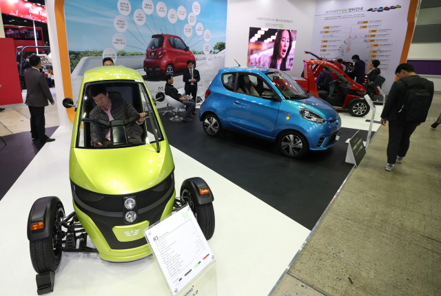 지난 12일 서울 강남구 코엑스에서 열린 ‘EV 트렌드 코리아 2018’에서 한 업체가 초소형 전기차를 선보이고 있다. 울산 자동차 부품기업들이 손잡고 초소형 전기차를 자체 생산할 계획이라 주목된다. /연합뉴스