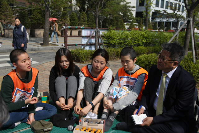 “참정권은 세뱃돈이 아니잖아요”…인권위 사무총장, 선거연령 하향 청소년 농성장 방문