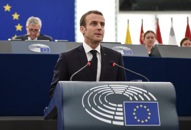 에마뉘엘 마크롱 프랑스 대통령이 17일(현지시간) 프랑스 스트라사부르에 있는 유럽의회에서 취임 후 첫 연설을 하고 있다./스트라사부르=AFP연합뉴스
