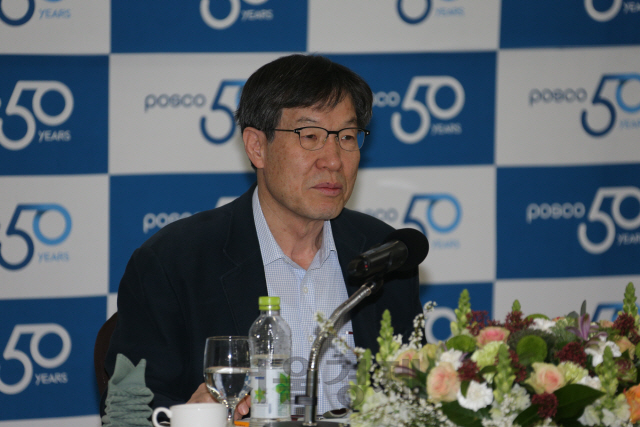 권오준 포스코 회장이 지난달 31일 ‘포스코 창립 50주년 기념 기자간담회’에서 질의 응답을 하고 있다./사진제공=포스코