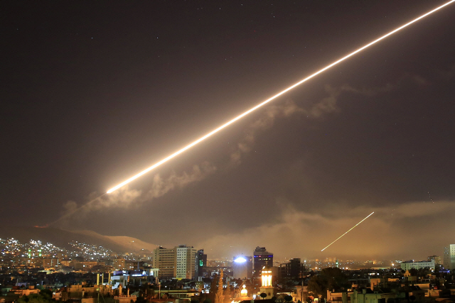 지난 14일(현지시간) 새벽 시리아 수도 다마스커스를 공습하는 미군의 미사일 /AP