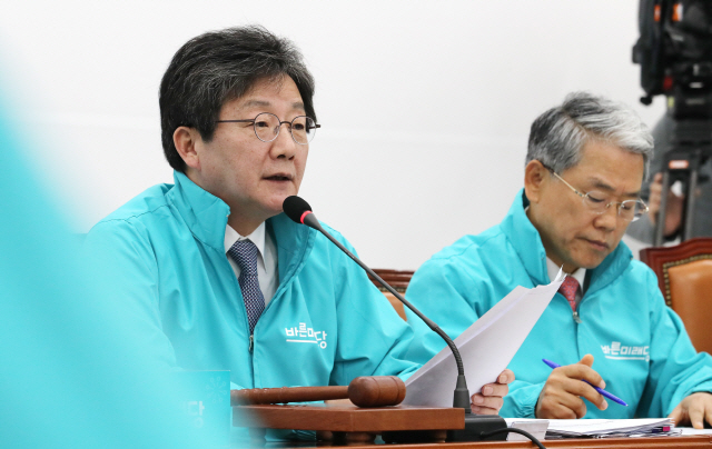 유승민(왼쪽) 바른미래당 공동대표가 18일 오전 국회에서 열린 최고위원-중진위원 연석회의에 참석해 발언하고 있다./연합뉴스