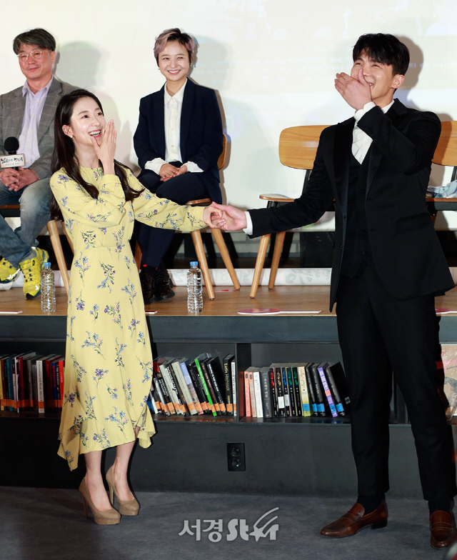 배우 김채희, 전수현이 18일 오전 서울 중구 CGV 명동역 씨네라이브러리에서 열린 영화 ‘임을 위한 행진곡’ 제작보고회에 참석해 춤을 추고 있다.