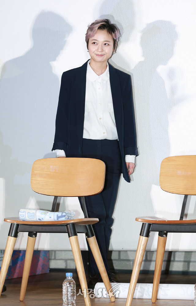 배우 김꽃비가 18일 오전 서울 중구 CGV 명동역 씨네라이브러리에서 열린 영화 ‘임을 위한 행진곡’ 제작보고회에 등장하고 있다.