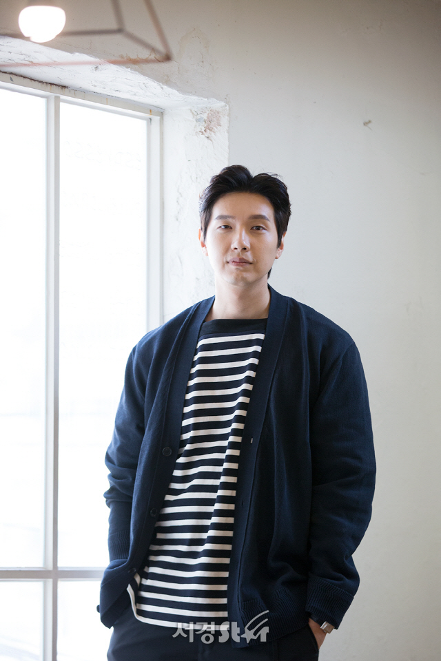 배우 지현우가 18일 오후 서울 종로구 한 카페에서 진행된 영화 ‘살인소설’ 인터뷰에 앞서 포토타임을 갖고 있다.