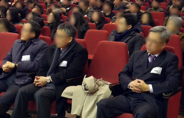 인터넷 댓글조작 혐의로 구속 수감된 ‘드루킹’(오른쪽)이 지난 1월 서울 모 대학에서 자신의 경제적공진화 모임 주최로 연 안희정 충남지사 초청강연에 앞자리에 앉아 있다. /충남도청 제공=연합뉴스