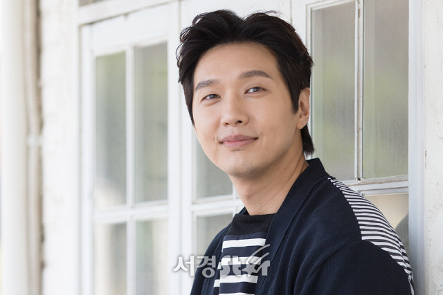 배우 지현우가 18일 오후 서울 종로구 한 카페에서 진행된 영화 ‘살인소설’ 인터뷰에 앞서 포토타임을 갖고 있다.