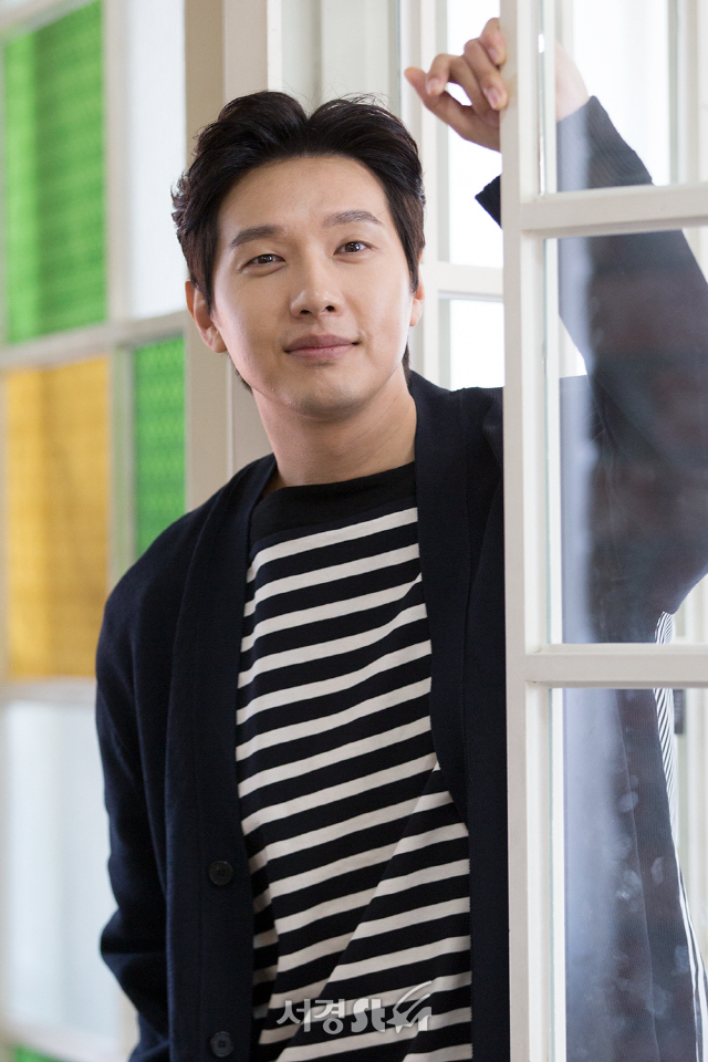 배우 지현우가 18일 오후 서울 종로구 한 카페에서 진행된 영화 ‘살인소설’ 인터뷰에 앞서 포토타임을 갖고 있다.