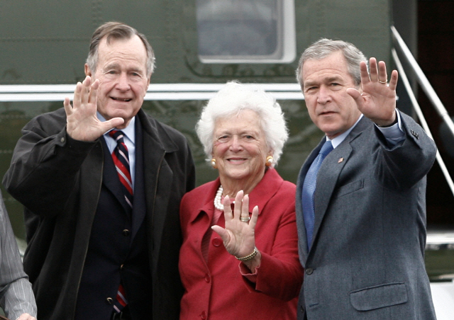 미국의 제41대 대통령인 조지 H W 부시(왼쪽) 전 대통령과 부인 바버라 부시(가운데) 여사가 지난 2007년 4월8일 미 텍사스주 포트후드 군사기지에서 장남이자 43대 대통령을 지낸 조지 W 부시 전 대통령과 함께 손을 흔들고 있다. /텍사스=로이터연합뉴스