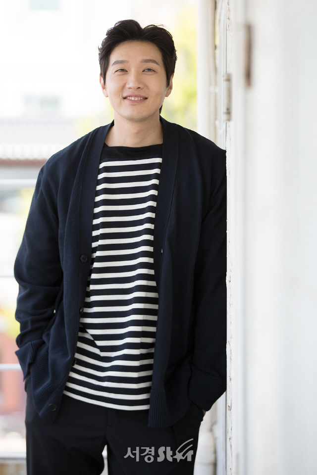 배우 지현우가 18일 오후 서울 종로구 한 카페에서 진행된 영화 ‘살인소설’ 인터뷰에 앞서 포토타임을 갖고 있다.