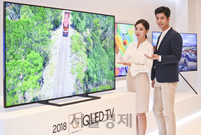 17일 서울 삼성전자 서초사옥에서 열린 ‘삼성 QLED TV - 더 퍼스트 룩 2018 코리아’ 행사에서 홍보 모델들이 2018년형 QLED TV 신제품을 소개하고 있다./송은석기자